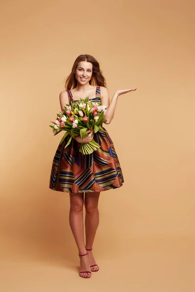 Regalo Perfecto Maravillosas Flores Día Mujer Mujer Morena Sonriente Tierna — Foto de Stock