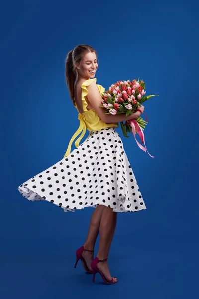 Regalo Perfecto Maravillosas Flores Día Mujer Mujer Morena Sonriente Tierna — Foto de Stock