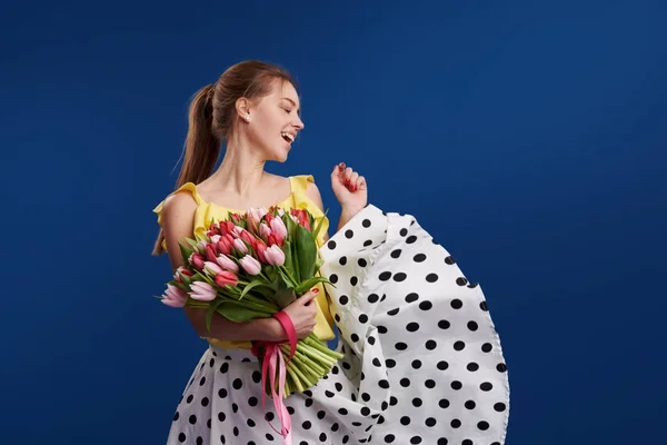 Regalo Perfecto Maravillosas Flores Día Mujer Mujer Morena Sonriente Tierna — Foto de Stock