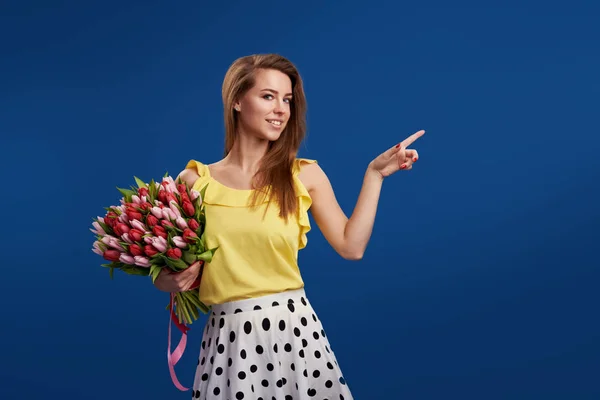 Perfecte Cadeau Prachtige Bloemen Womens Day Inschrijving Lachende Brunet Vrouw — Stockfoto