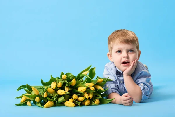 Adorable Niño Sonriente Con Ramo Flores Primavera Mirando Cámara Aislada — Foto de Stock