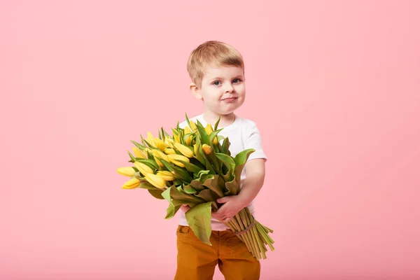 Αξιολάτρευτο Χαμογελαστό Παιδί Ανθοδέσμη Λουλουδιών Άνοιξη Βλέπουν Φωτογραφική Μηχανή Που — Φωτογραφία Αρχείου