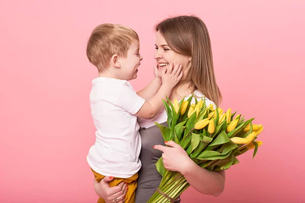 Jonge Moeder Knuffels Zijn Zoontje Zittend Vloer Tegen Een Roze — Stockfoto