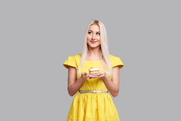 Dietního Konceptu Zdravé Jídlo Mladý Usměvavý Blondýnka Žlutých Šatech Radostí — Stock fotografie