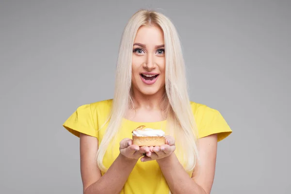 Dietního Konceptu Zdravé Jídlo Mladý Usměvavý Blondýnka Žlutých Šatech Radostí — Stock fotografie