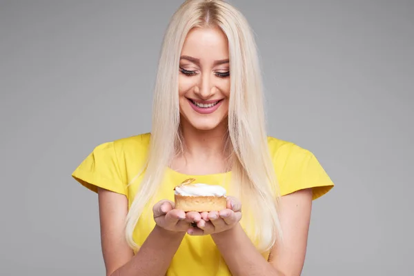 Conceito Dieta Comida Saudável Jovem Sorrindo Loira Mulher Vestido Amarelo — Fotografia de Stock