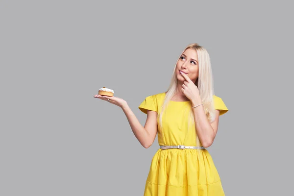 Dieta Conceito Dieta Comida Saudável Mulher Loira Jovem Vestido Amarelo — Fotografia de Stock
