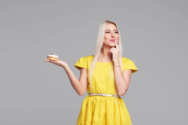 Dieta Conceito Dieta Comida Saudável Mulher Loira Jovem Vestido Amarelo — Fotografia de Stock