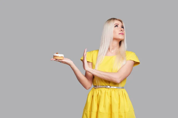 Dieta Conceito Dieta Comida Saudável Mulher Loira Jovem Vestido Amarelo — Fotografia de Stock