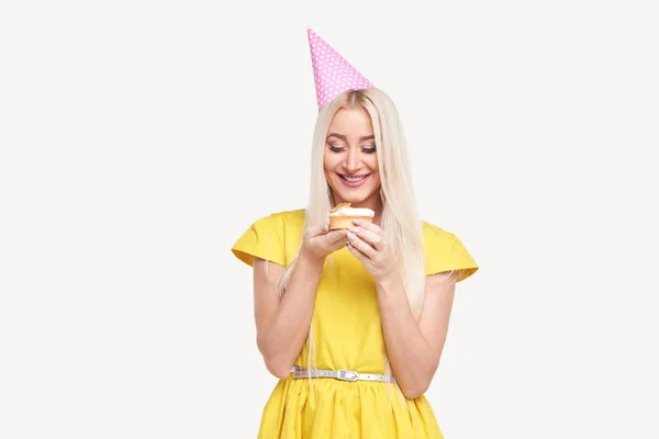 Joven Rubia Hermosa Alegre Vestido Amarillo Sombrero Cumpleaños Gorra Dando —  Fotos de Stock