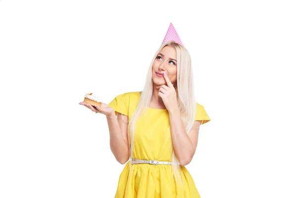 Jovem Loira Bonita Alegre Vestido Amarelo Chapéu Aniversário Boné Dando — Fotografia de Stock