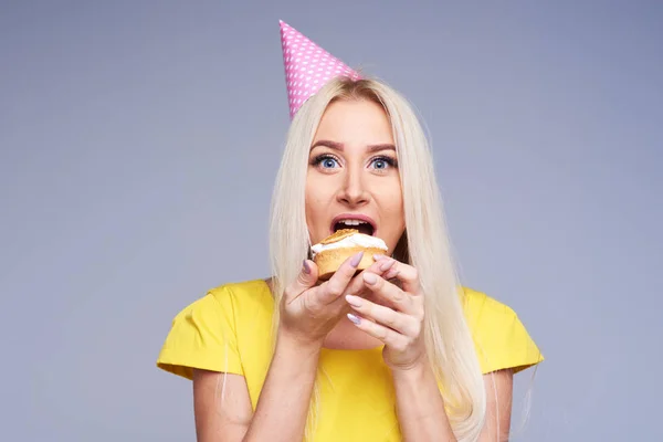 Jovem Loira Bonita Alegre Vestido Amarelo Chapéu Aniversário Boné Dando — Fotografia de Stock