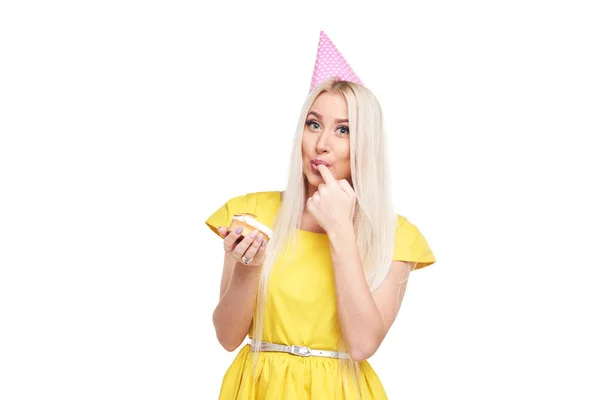 Jovem Loira Bonita Alegre Vestido Amarelo Chapéu Aniversário Boné Dando — Fotografia de Stock