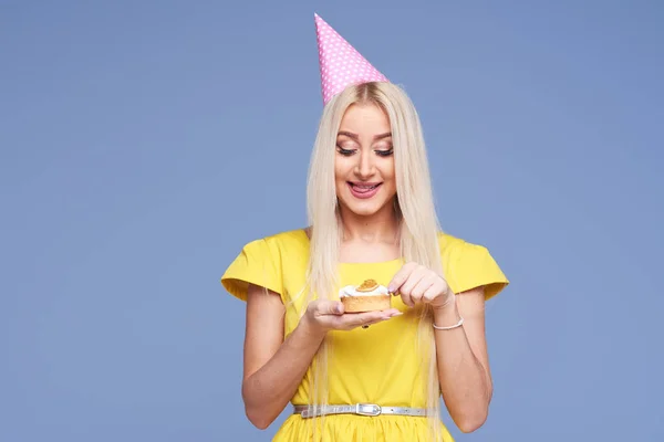 Jovem Loira Bonita Alegre Vestido Amarelo Chapéu Aniversário Boné Dando — Fotografia de Stock