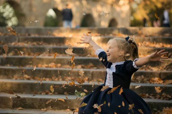 Niña Divertida Saltando Divirtiéndose Contra Parque Otoño Concepto Escolar Vuelta —  Fotos de Stock