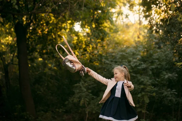 Niña Divertida Con Mochila Saltando Divirtiéndose Contra Parque Otoño Concepto —  Fotos de Stock