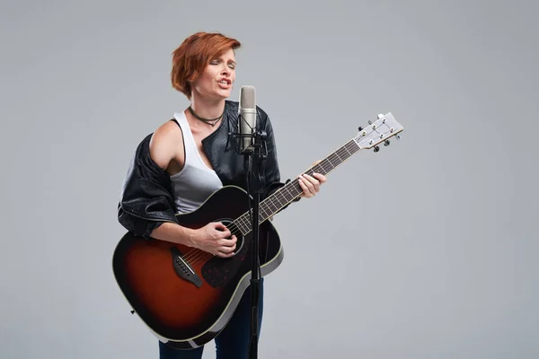 Portret Muzyka Młoda Kobieta Gitarą Akustyczną Zaśpiewać Piosenkę Mikrofon Studyjny — Zdjęcie stockowe