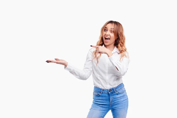 Feliz Surpreendido Jovem Fêmea Sorrindo Amplamente Para Câmera Apontando Dedos — Fotografia de Stock