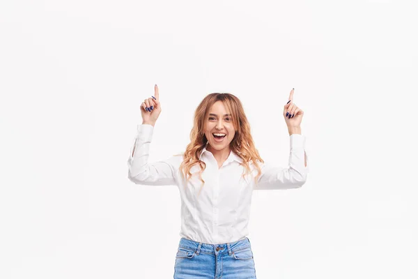 Feliz Surpresa Jovem Mulher Sorrindo Amplamente Para Câmera Apontando Dedos — Fotografia de Stock