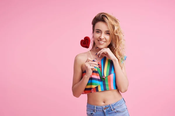 Doce Doce Vestido Colorido Menina Fundo Rosa Estúdio Mulher Segurando — Fotografia de Stock