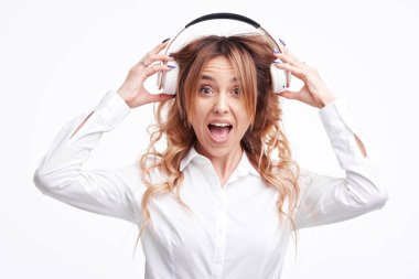 Kablosuz bağlantı. Genç güzel zevk kadın portre kulaklık ile beyaz arka plan dinleme müzik üzerinde izole poz. 