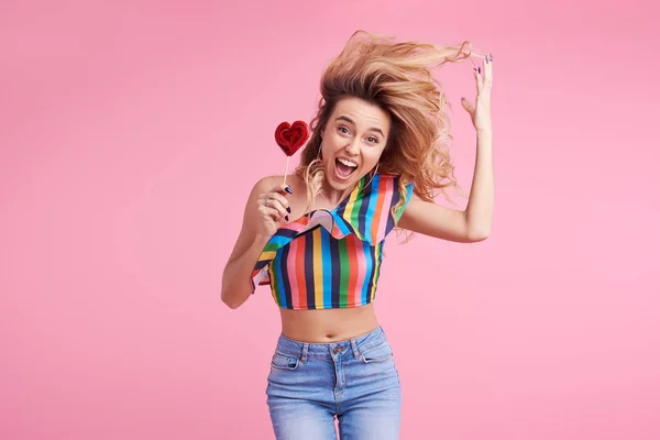 Funky Positivo Alegre Senhora Atraente Com Seu Elegante Cabelo Encaracolado — Fotografia de Stock