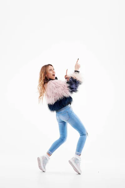 Jonge Gelukkige Vrouw Danser Bont Jas Denim Poseren Geïsoleerde Witte — Stockfoto