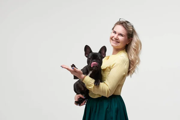 Concepto Veterinario Mujer Hipster Feliz Jugando Con Bulldog Francés Sobre — Foto de Stock