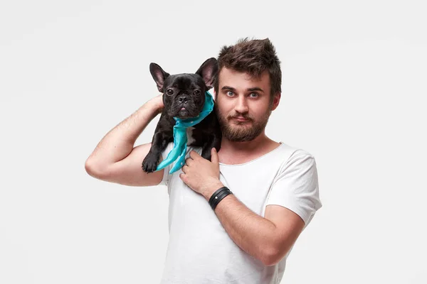 Hipster Bearded Guy Houden Knuffelen Een Mooie Franse Bulldog Hond — Stockfoto