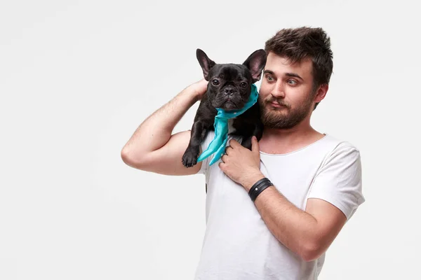 Hipster Bearded Guy Houden Knuffelen Een Mooie Franse Bulldog Hond — Stockfoto