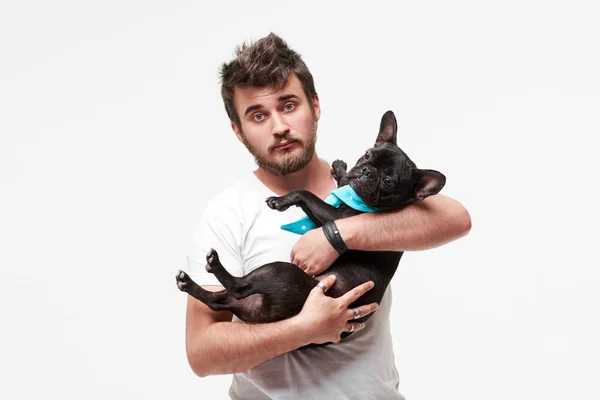Hipster Vousatý Chlapík Který Držel Náručí Hezkého Francouzského Bulldoga Láskou — Stock fotografie