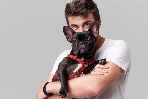 Hipster Vousatý Chlapík Který Držel Náručí Hezkého Francouzského Bulldoga Láskou — Stock fotografie