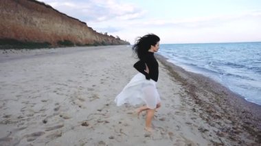 jimnastik mayo gevşek beyaz etek çekici zarif kız tepe ve gökyüzü yavaş hareket karşı denize çalışan atlar