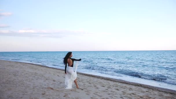 Jovem Elegante Com Tecido Branco Longo Nos Quadris Posa Praia — Vídeo de Stock