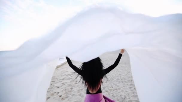 Mujer Pelo Largo Falda Rosa Camina Sosteniendo Hoja Tela Blanca — Vídeos de Stock