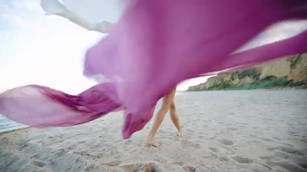 Aantrekkelijke Sierlijke Dame Met Transparante Stoffen Wandelingen Blootsvoets Zee Kust — Stockvideo