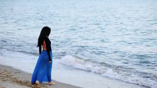 Κομψό Χαριτωμένο Μελαχρινή Μπαλαρίνα Μπλε Διαφανή Φούστα Περπατάει Στα Κύματα — Αρχείο Βίντεο