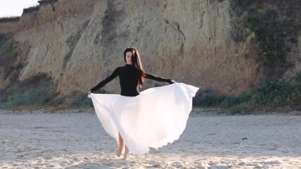 Χαρούμενο Κορίτσι Χαλαρά Μαλλιά Λευκό Σιφόν Φούστα Χορούς Στη Θάλασσα — Αρχείο Βίντεο