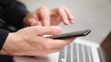siyah ellerde siber suçlu dizaşırı yakın görünüm modern akıllı telefon ve dizüstü bilgisayar kullanarak siber break-in gerçekleştirmek