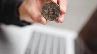 siyah suçlu bitcoin modeli gösterir ve dizüstü yakın çekim ile hesaba siber saldırı için ödeme miktarı transferleri