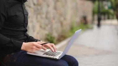 siyah tiplerde siber suçlu akıllı telefon ve dizüstü bilgisayar da ağ saldırı bilgileri bulanık yol closeup karşı oturan