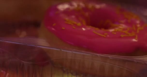 Köstliche Glasierte Donuts Mit Gewürzen Und Menschen Die Hart Arbeiten — Stockvideo