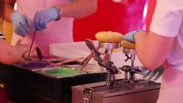 Femme Habile Gants Stériles Fonctionne Machine Spéciale Fait Des Trous — Video