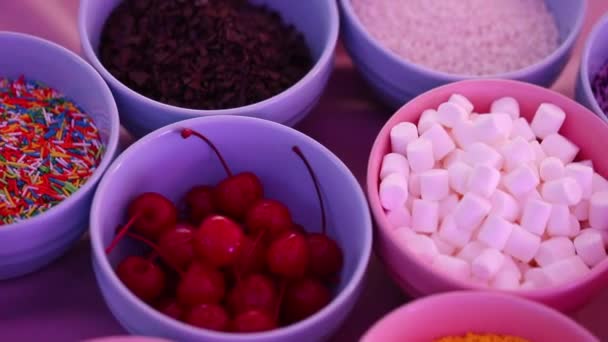 Movimento Lungo Condimenti Colorati Piccole Ciotole Rosa Blu Preparate Deliziose — Video Stock