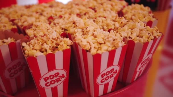 Camera Zoomt Uit Grote Gestreepte Vierkante Witte Rode Popcorn Dozen — Stockvideo