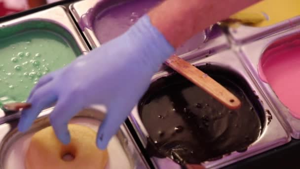 Professionele Man Hand Steriele Handschoen Houdt Donut Glazuren Smakelijke Witte — Stockvideo