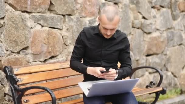 Hezký Holohlavý Hacker Černém Rozvíjí Kybernetický Útok Smartphone Laptopem Dřevěné — Stock video