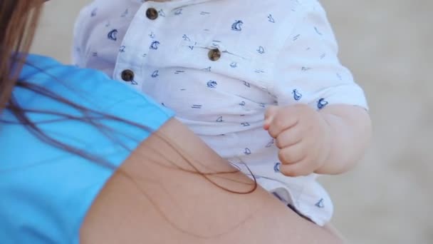 Kisgyermek Fehér Póló Teszi Kezét Anya Laza Áramló Haj Integetett — Stock videók