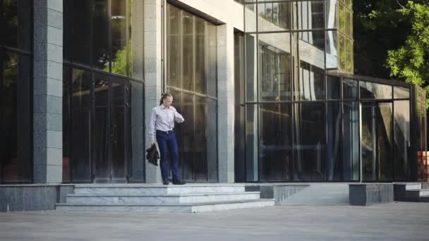 Vrolijke Zakenman Shirt Controleert Tijd Springt Met Vreugde Van Kantoorgebouw — Stockvideo