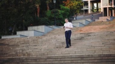 yaz şehirde gün batımı ışık iyi iş haberleri alan taş merdivenlerde telefon dansları ile yakışıklı adam